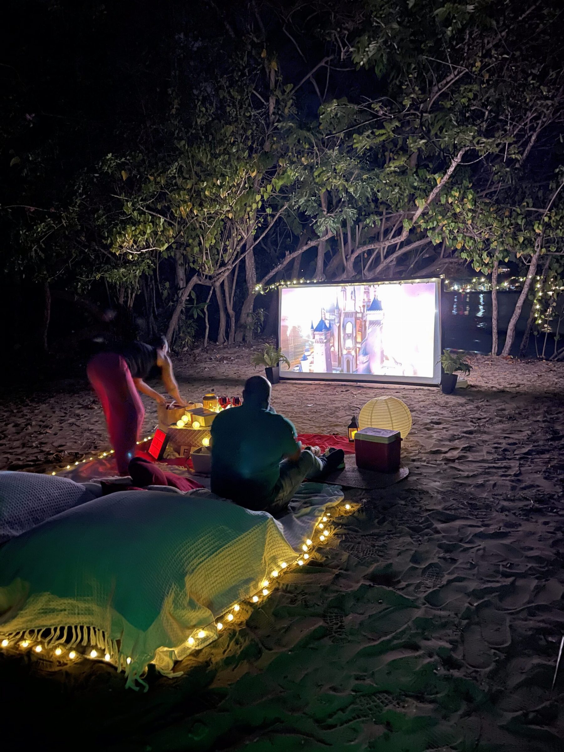 Soirée à deux sur le sable, assises confortables face à l'écran