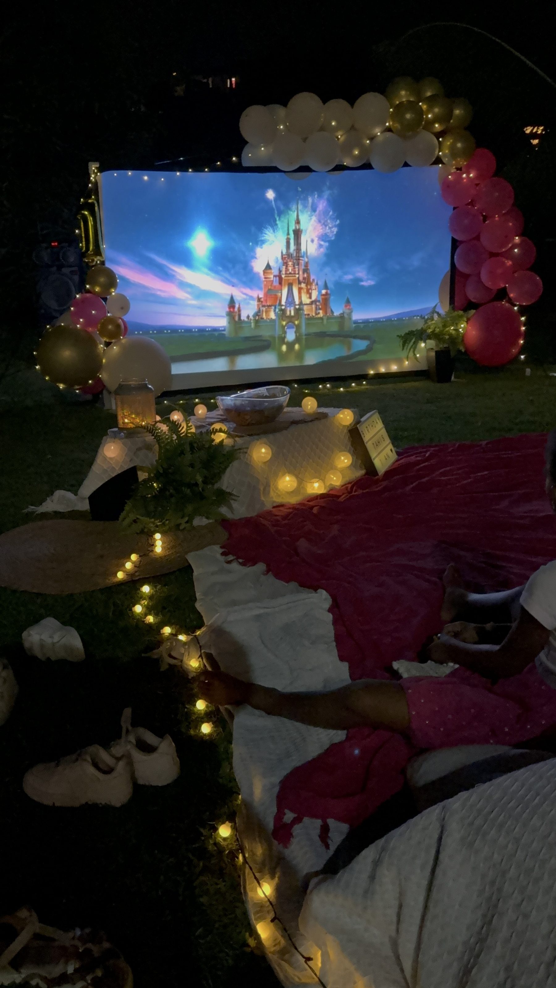 Projection dans un jardin, arche de ballons et écran géant