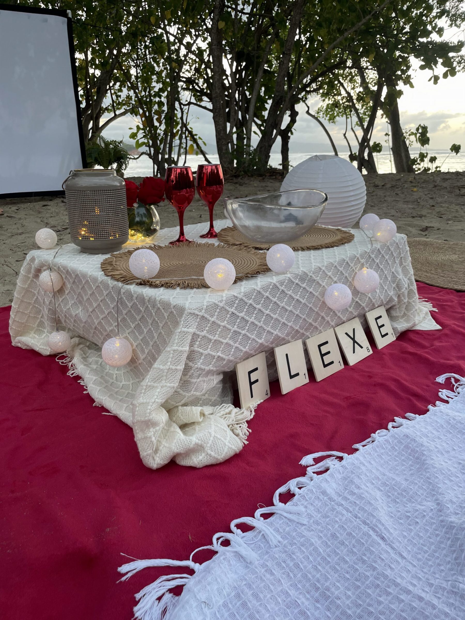 Table basse en bord de mer, photophores et lettres FLEXE