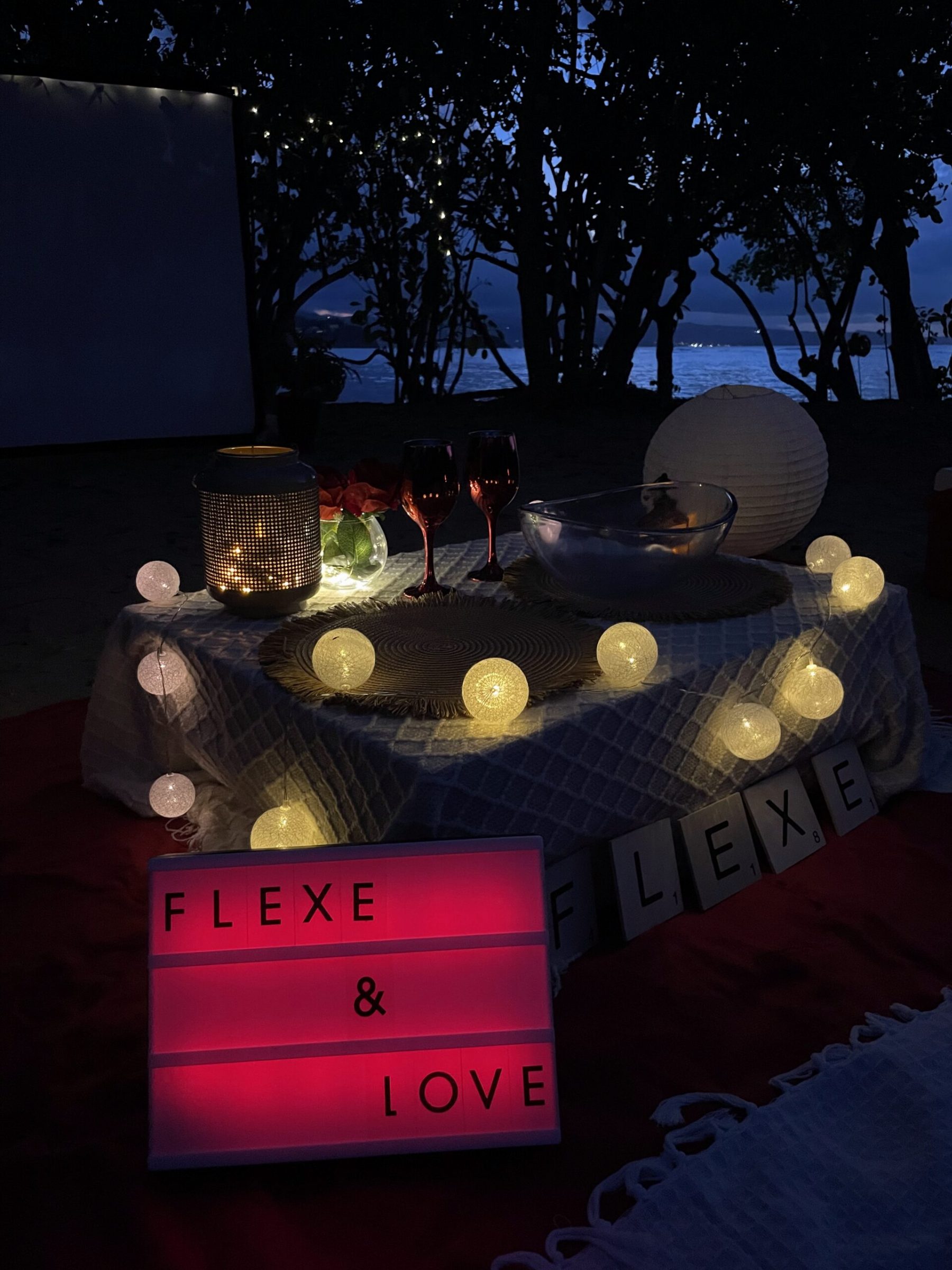 Enseigne lumineuse FLEXE & LOVE devant la table dressée