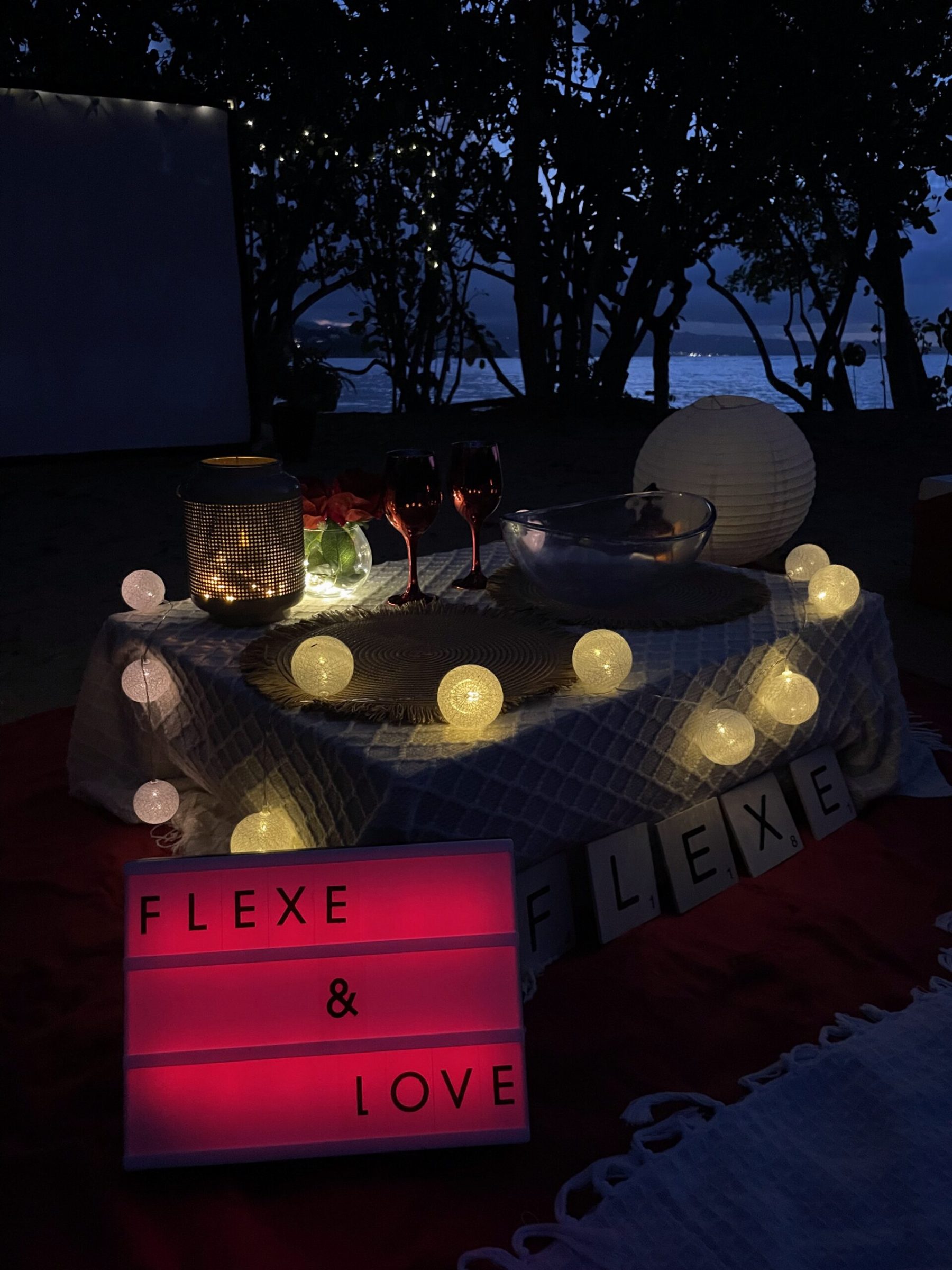 La table dressée à la nuit tombée, face au lagon